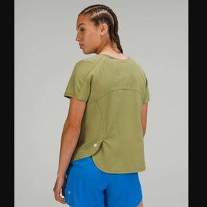 Lululemon Lightweight Stretch Running Short Sleeve in Bronze Green | Size 6